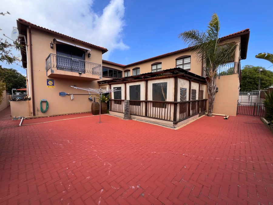 6 Bedroom Property for Sale in Middedorp Western Cape